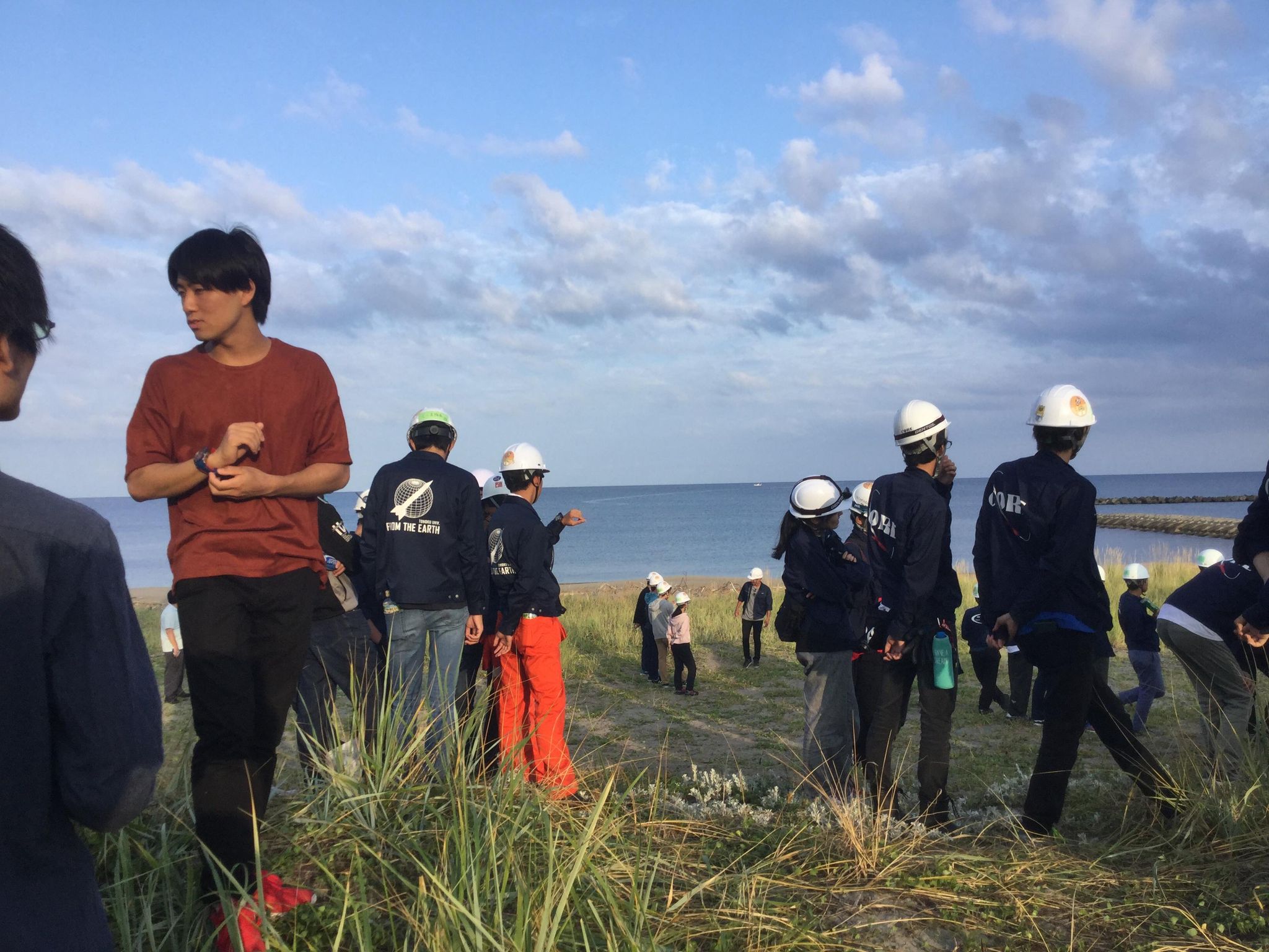落合海岸でのロケット「海打ち」を待つ学生たち。
